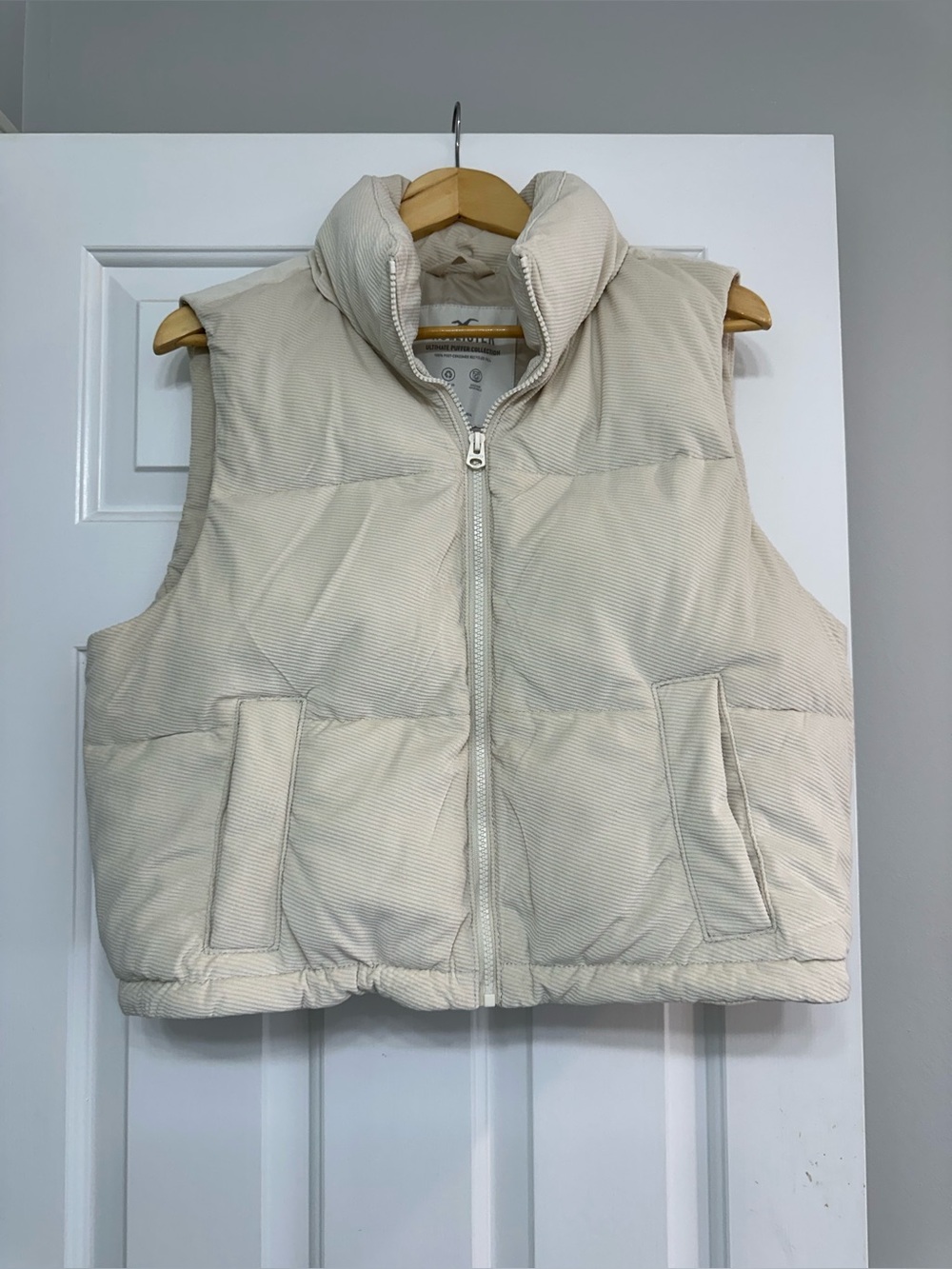Hollister Cream Puffer Vest (Size L)